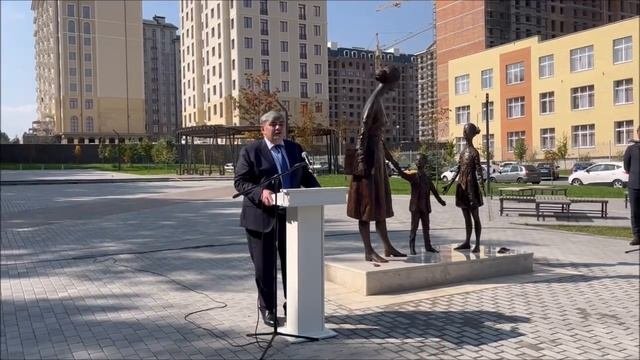 В Нальчике в честь праздника открыли памятник Учителю. 5 10 2023