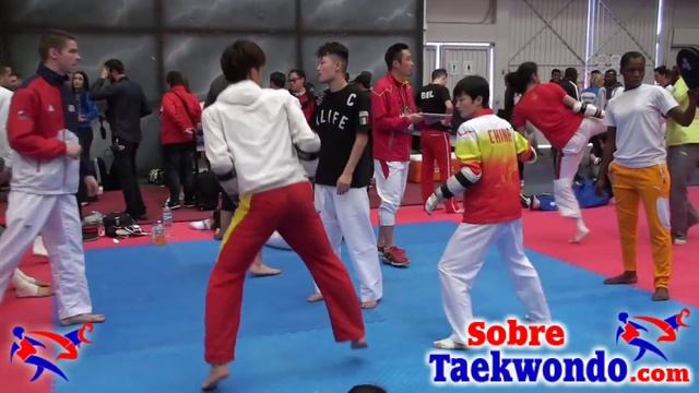 Calentamiento de competencia por los mejores atletas de Taekwondo