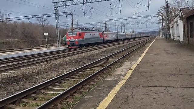 Электровоз ЭП1М-711 С поездом №177 Симферополь-Москва прибывает на станцию Сулин