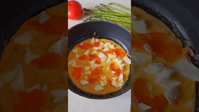 OMLET ZE SZPARAGAMI I ŁOSOSIEM WĘDZONY - #fit #gotujebolubiefit #omlet #szparagi