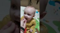 Пробуем киви. Эмили 7 месяцев!| We try kiwi. Emily 7 months
