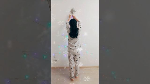 Как сделать ёлку своими руками. Как сделать ёлку из гирлянды. DIY wall Christmas tree
