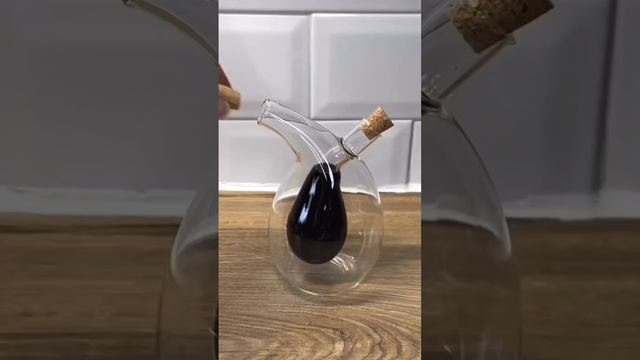 На видео представлен необычный стеклянный графин с соединенными сосудами для хранения масла и укс...