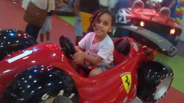 Ana Julia pilotando sua Ferrari