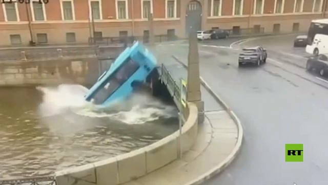 لحظة سقوط حافلة ركاب في نهر النيفا بسان بطرسبوغ