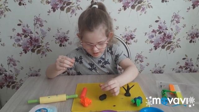 Дети обожают пластилин  /Варя лепит слоника из пластилина и продолжаем обзор слаймов