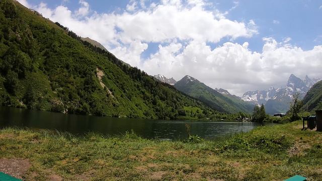 Туманное озеро-моренное озеро в горах Домбая