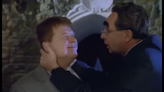 На Дерибасовской хорошая погода, Брежнев целует Кокшенова