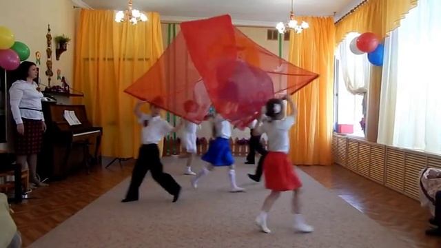 Танец  с полотнами  "Россия-Родина моя"