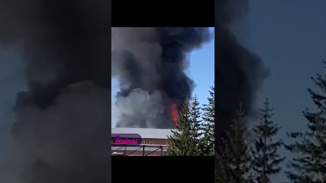 В Новосибирске горит складское помещение