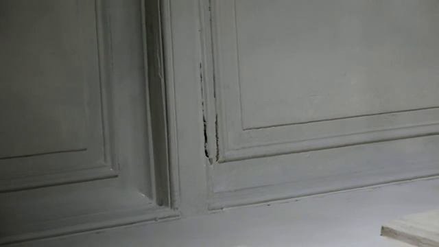 Красят отлетающую штукатуру (на потолке), и вчера оштукатуренные стены. Говорят консервируют.