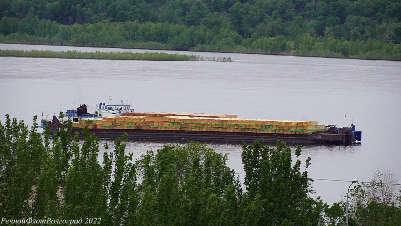 Теплоход Плес с баржой под бортом идут в Астрахань