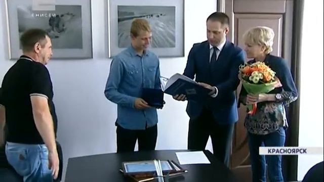Министр спорта края Сергей Алексеев вручил награды герою-спортсмену Денису Самойлову