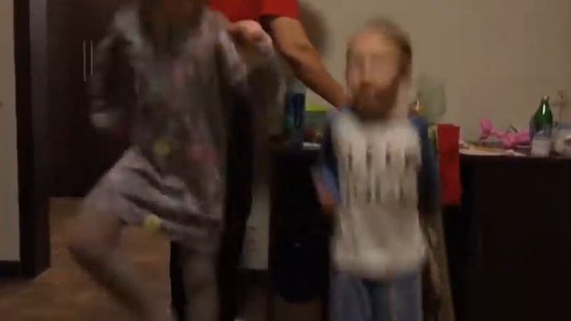 Пока нет родителей дома и ко мне пришли гости