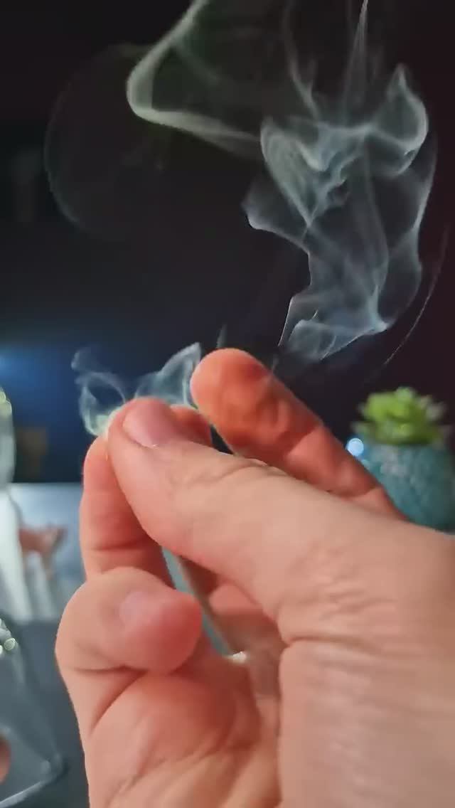 Еще больше дыма из пальцев - эксперимент.