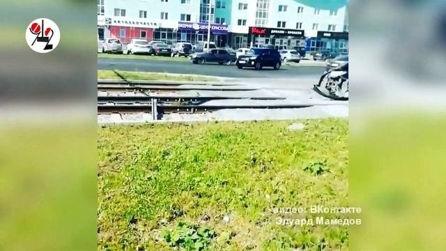 Тойотоводка не заметила трамвай. Real Video