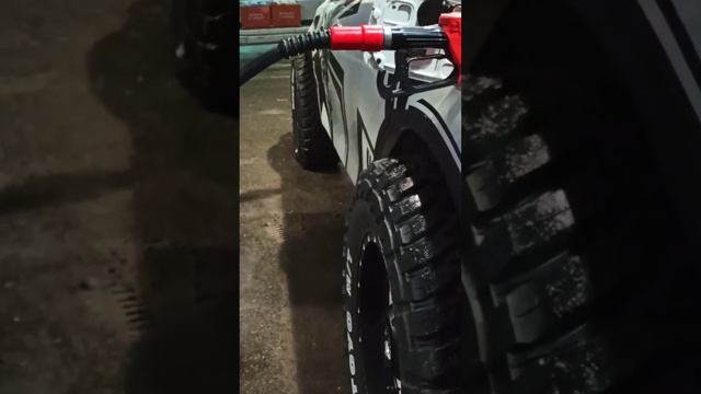 infiniti QX80 на внедорожных колёсах TOYO Open Country MT 37X13.50 R20