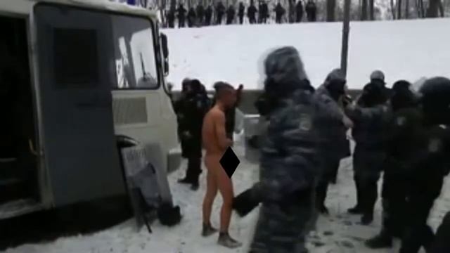 Беркут фотографируют активиста на морозе голым