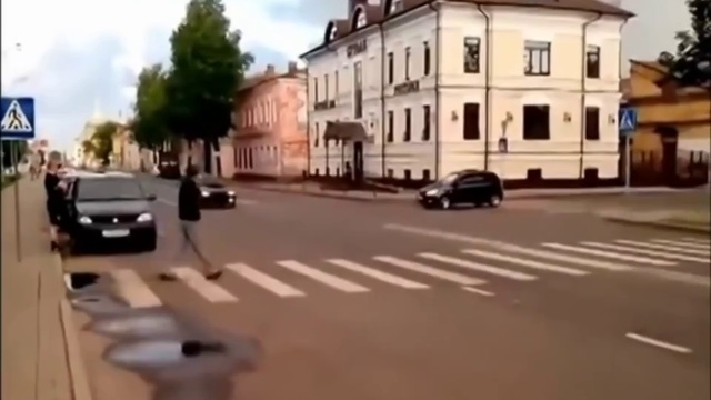 Пешеход наказал наглого водителя! Тот охренел!