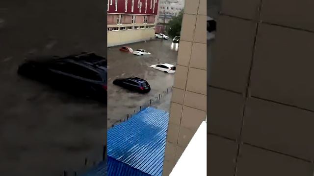 Автомобили плавают во дворах Омска
