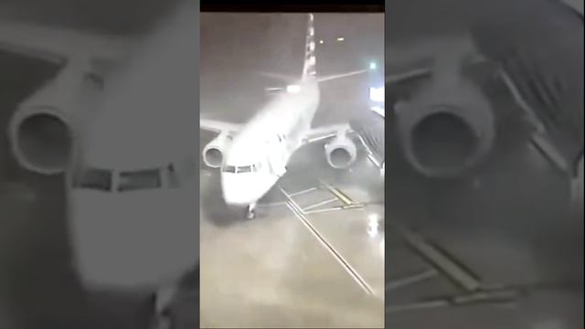 Боинг 747 разворачивает сильным ветром в аэропорту в Далласе