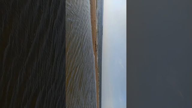 Иду по берегу Волги от пляжа за мыс )