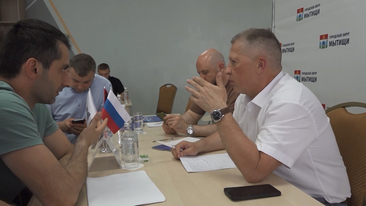 (12+) Жители Леонидовки обсудили развитие микрорайона на выездной администрации