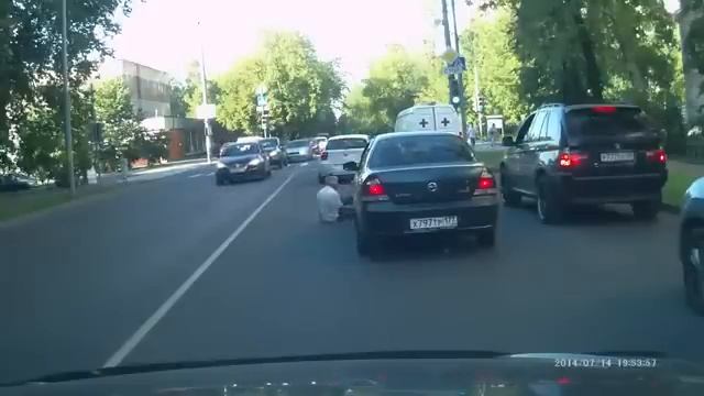 В Москве водитель был сбит за замечание : RoadRage.Ru
