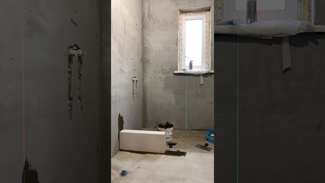 Выложили перегородку из газоблока. Разделение ванной и душевой.