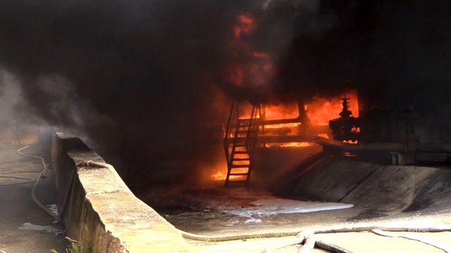 Как Севастополь справился со страшным пожаром после удара по нефтебазе 30/04/2024