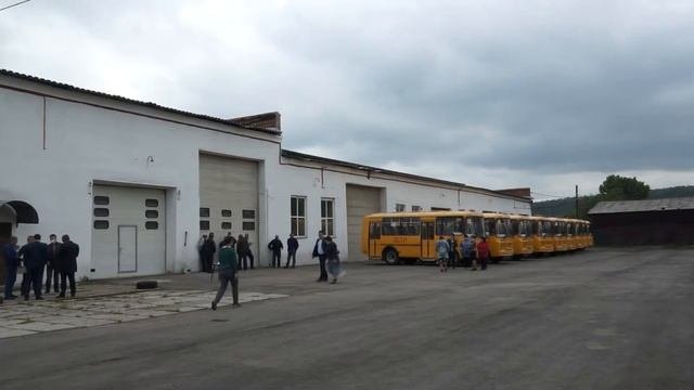 В Карлуке открыли теплые гаражные боксы для школьных автобусов