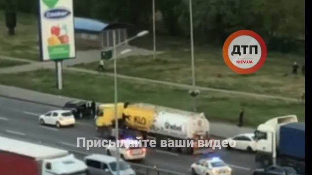 Кипеж с тремя патрульками и скорой в Киеве на Бажана у Вырлицы. Кого то спасают, что случилось?