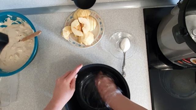 Шарлотка с яблоками и корицей в мультиварке