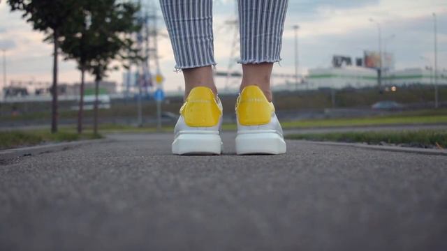 Видеообзор на кроссовки Alexander Mcqueen Белые с  Желтым Задником от магазина Mcqueenoutlet.ru