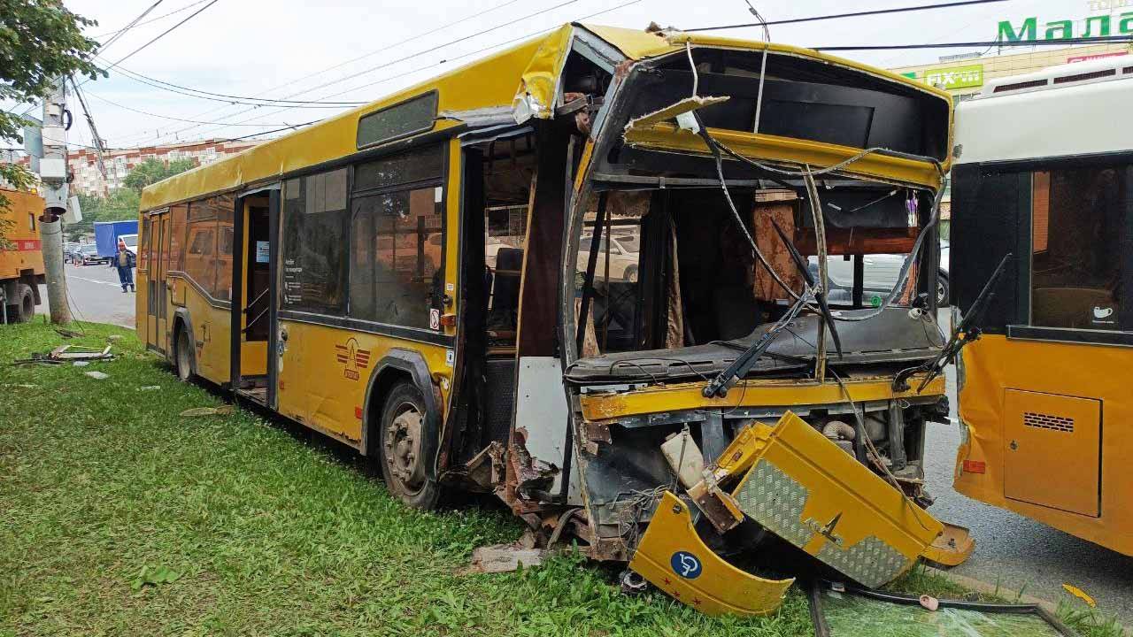 В Ижевске столкнулись два пассажирских автобуса. Пострадали семь человек