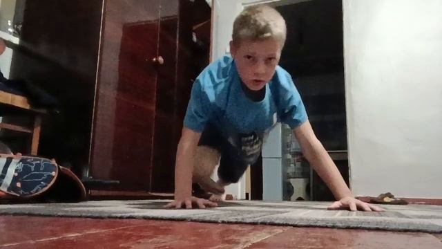 показал хорошие упражнения для бицепса для трицепса для ног і на пресс