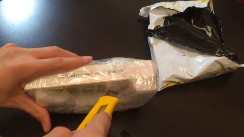 Распаковка посылки с power bank. 1 класс почты России. AKSMAGAZ