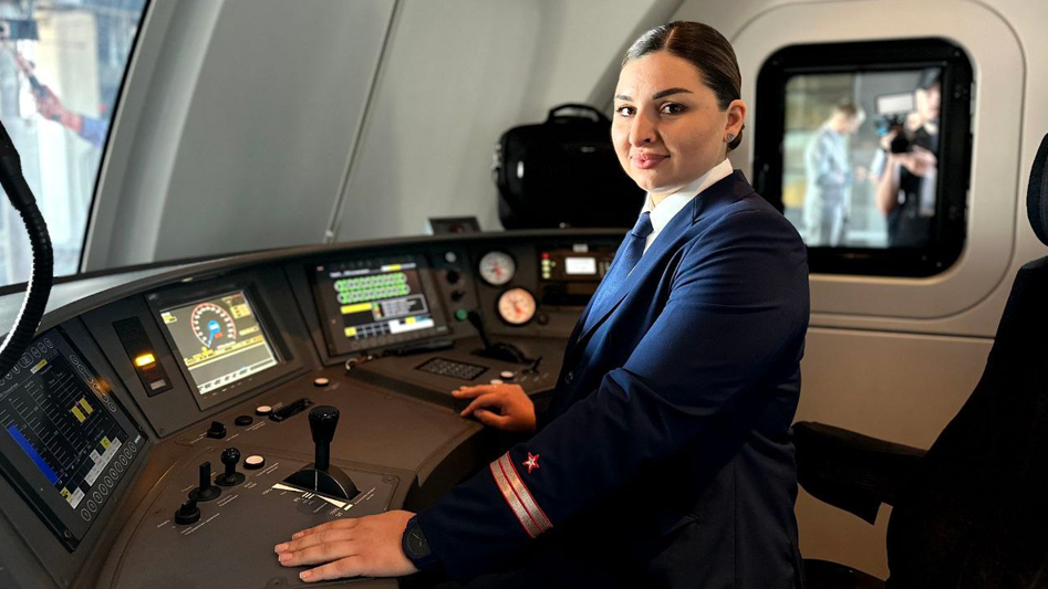 Первая в России девушка-машинист поезда "Ласточка" отправилась в рейс в Сочи