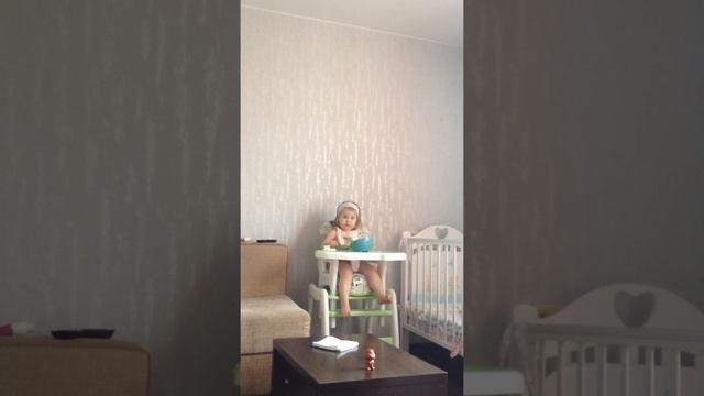 Как правильно есть суп. Очень вкусный борщ. Учитесь у Mally