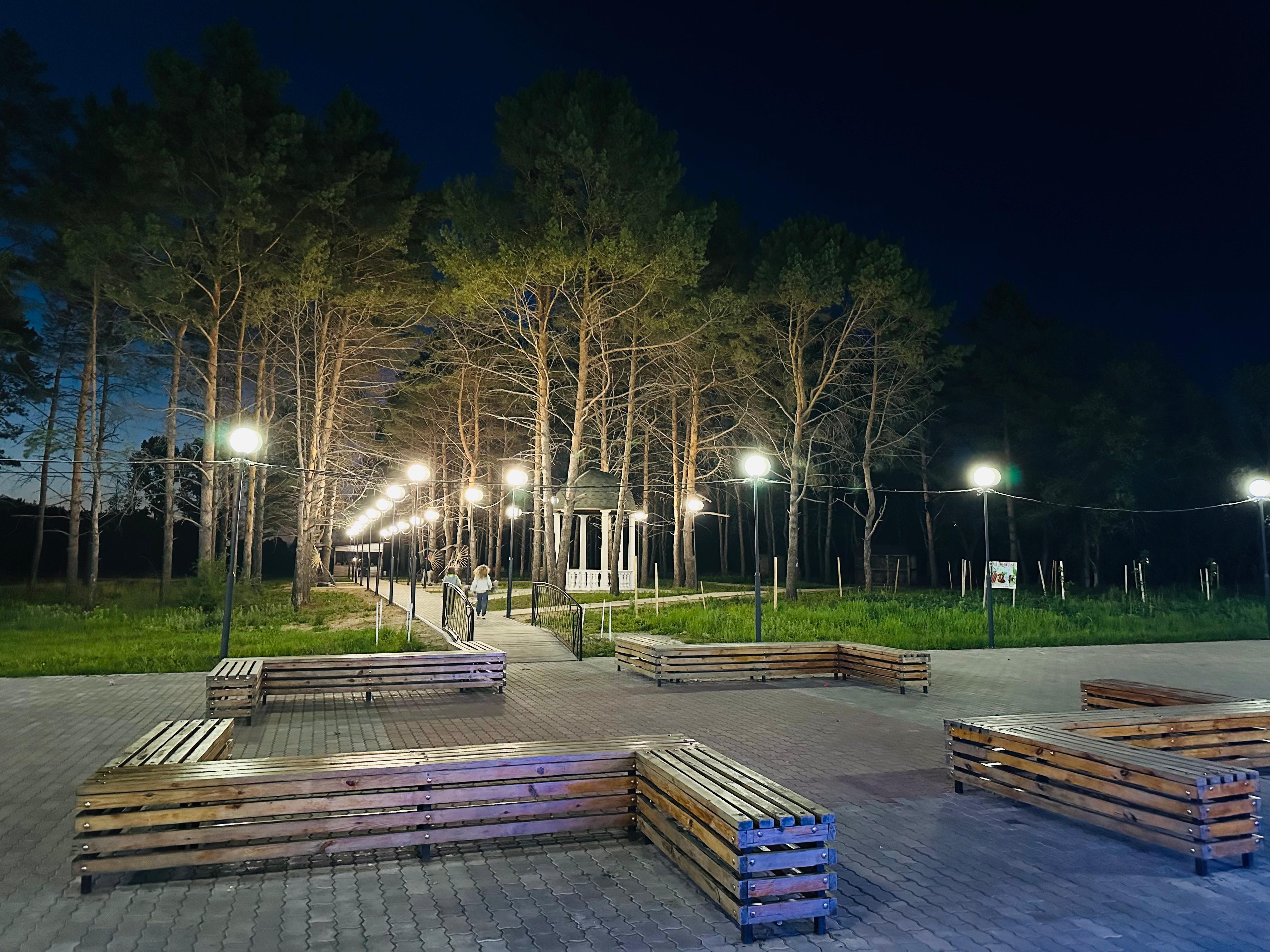 Парк села Нижняя Полтавка Константиновского района Амурской области в вечернее время
