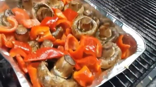 Рыба и грибы жаренные на гриле