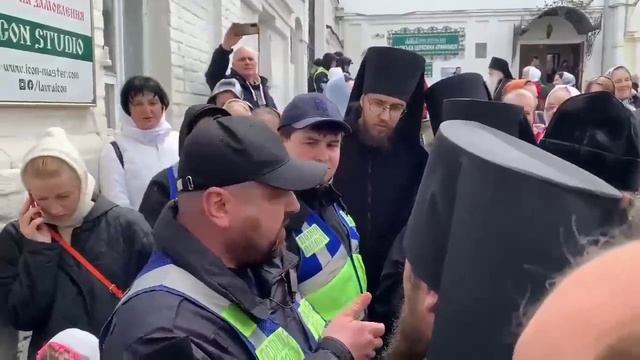 Полиция , не пускает монахов в Киево-Печерскую  Лавру