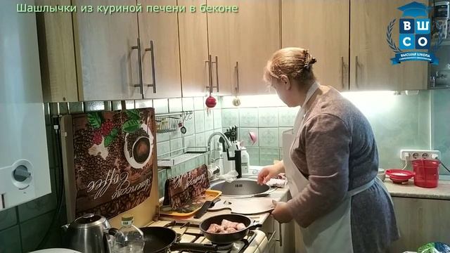 Шашлычки из куриной печени в беконе