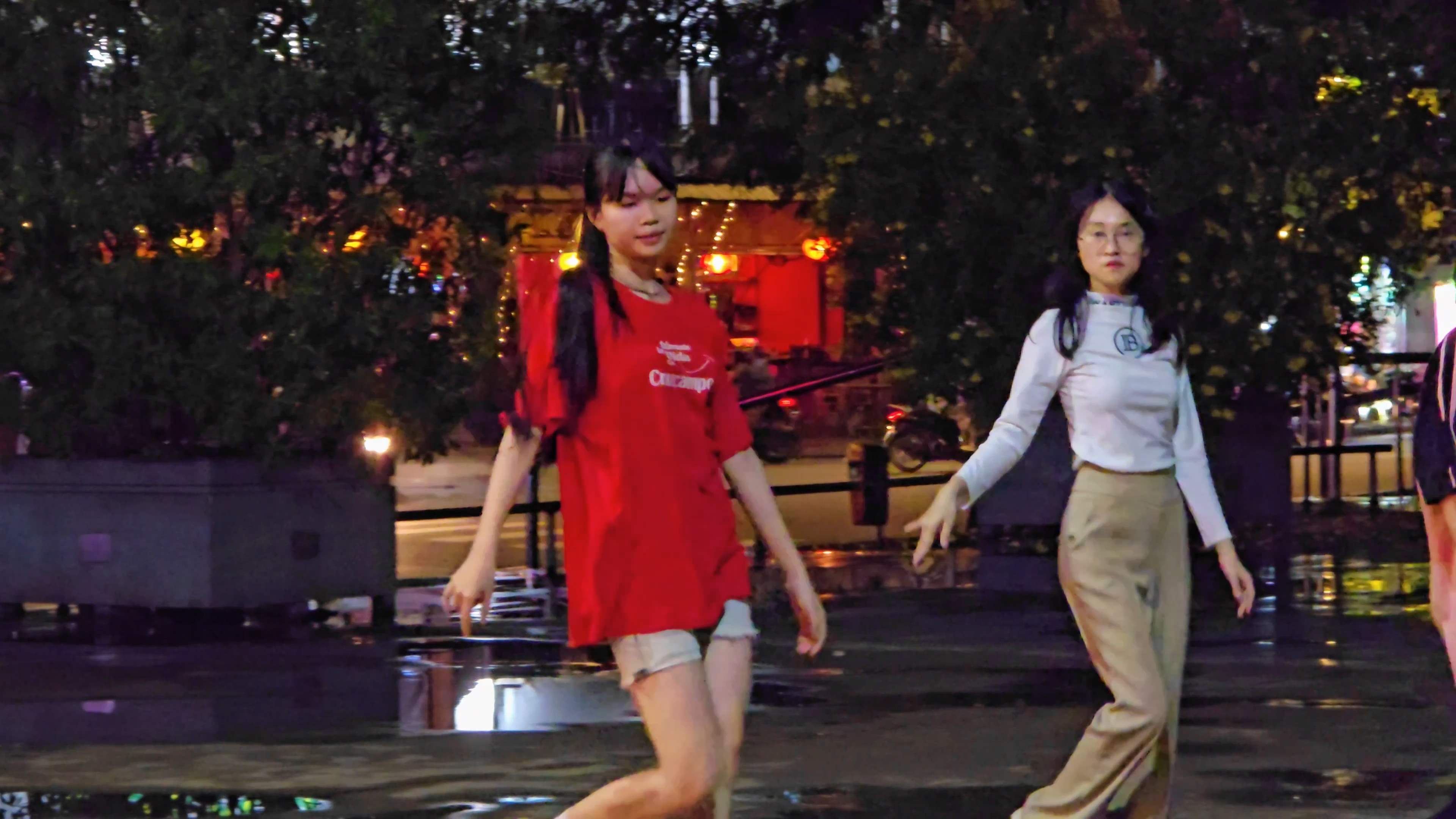 Сайгонские девушки танцуют