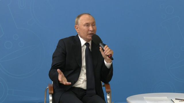 «На китайском!»: Владимир Путин рассказал, на каком иностранном языке свободно говорят в его семье