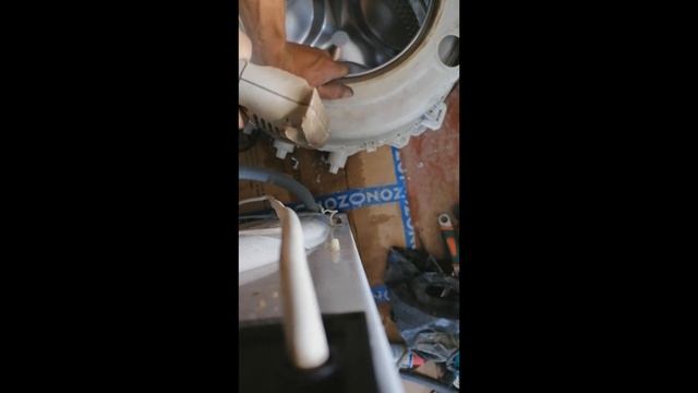 Стиральная машинка Hotpoint Ariston ARSL88 замена подшипников барабана. Ремонт манжеты-чем заклеить
