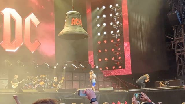 031 - 4K_ACDC_-_Hells_Bells_Live_Olympiastadion_M_nchen_12-06-2024