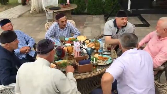 БОЛЬШАЯ ВСТРЕЧА ЧЕЧЕНЦЕВ ВОЗЛЕ СТЕЙК-ХАУСА В ЦЕНТРЕ ГОРОДА ГРОЗНЫЙ НАПРОТИВ ЦЕНТРАЛЬНОЙ МЕЧЕТИ ЧЕЧН