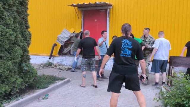Обстрел ТЦ Галактика в Донецке полное видео с моментом прилета