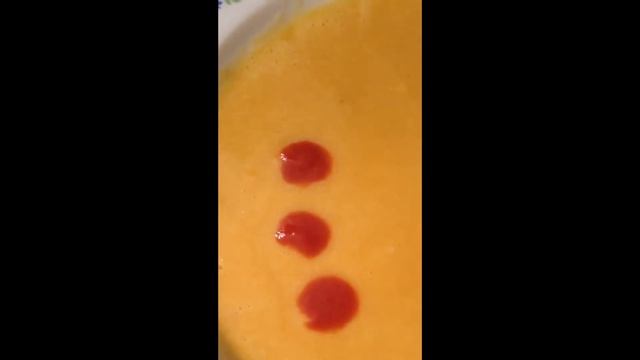 Оригинальная подача супа-пюре. Вкусно и красиво.